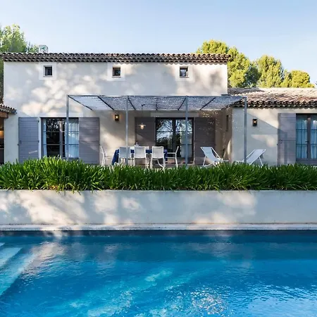 Bastide Blanche With Swimming Pool And Petanque Court In Villa